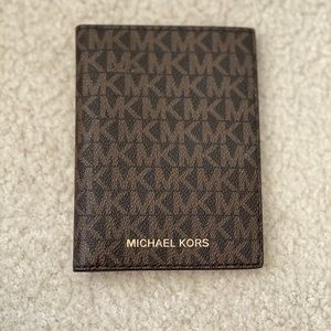 ⭐️HOST PICK⭐️New Michael Kors passport/wallet